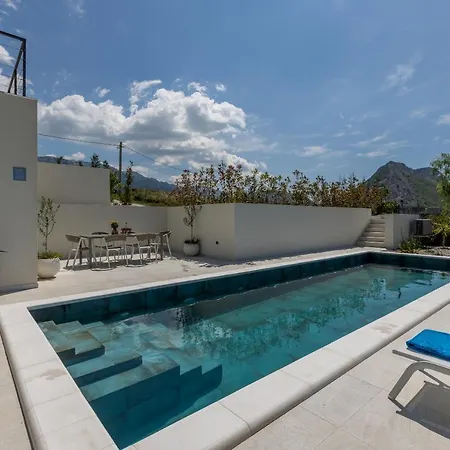 Callista Villa *