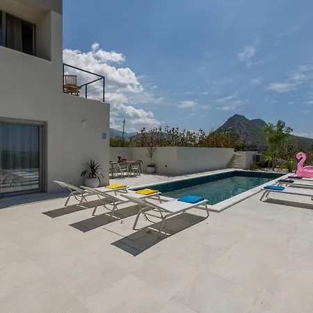 Callista Villa *